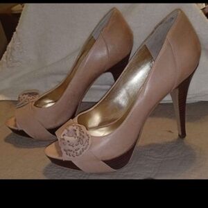 G by Guess Charisa Sz 10M Tan Leather Peep Toe Heels in Natural